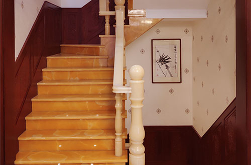 鹿城中式别墅室内汉白玉石楼梯的定制安装装饰效果